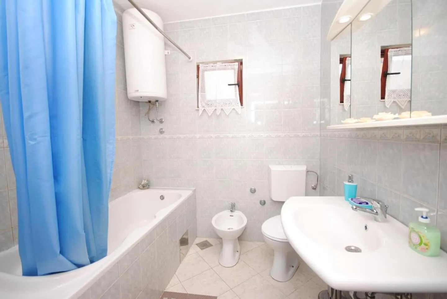 Apartments Ezgety - 330M From Beach Kastela