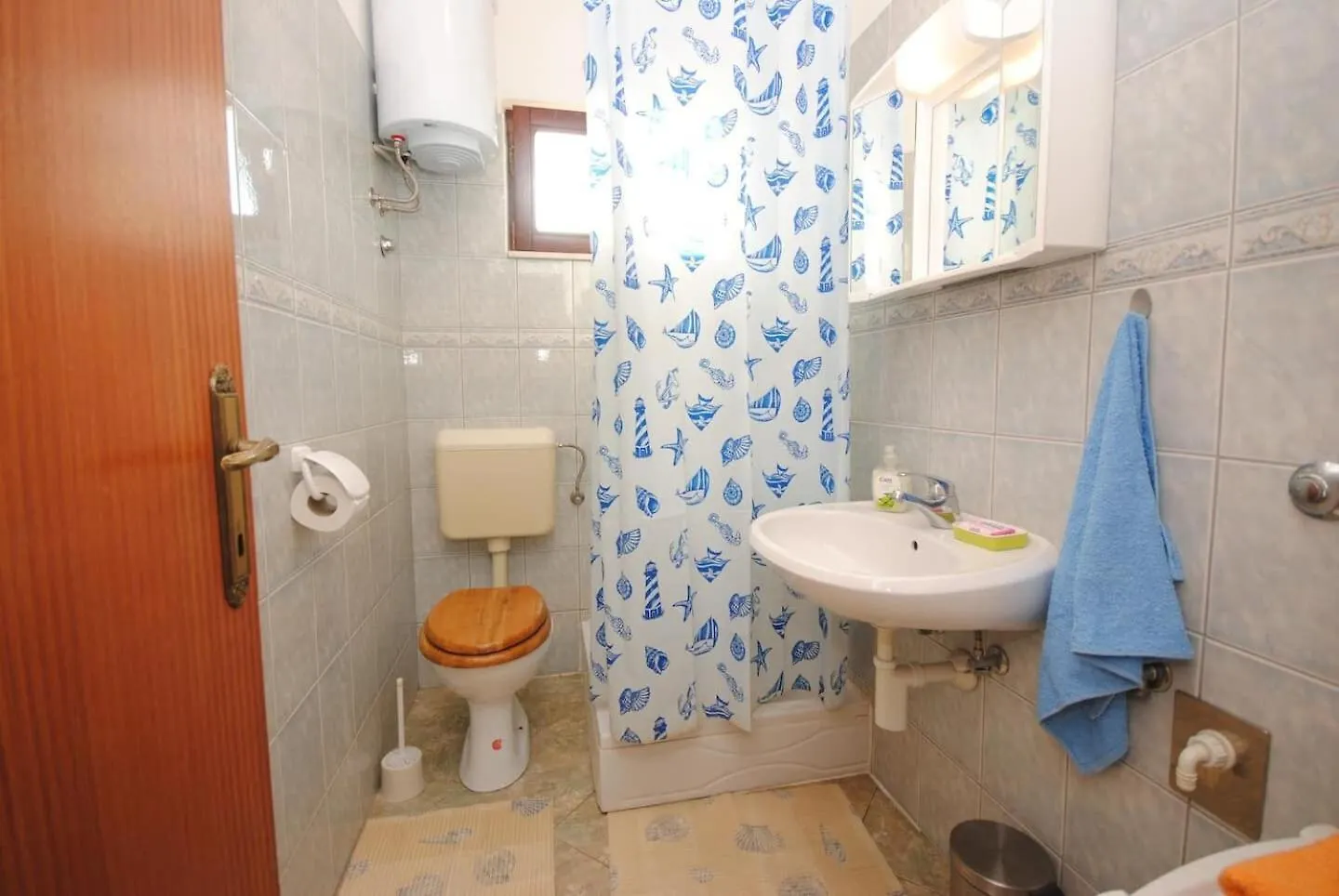 Apartments Ezgety - 330M From Beach Kastela